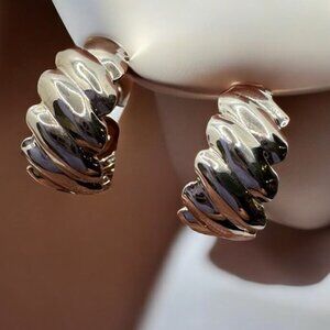 Vintage Avon Scalloped Hoop Earrings Silver Tone 1992‎ Small Pierced